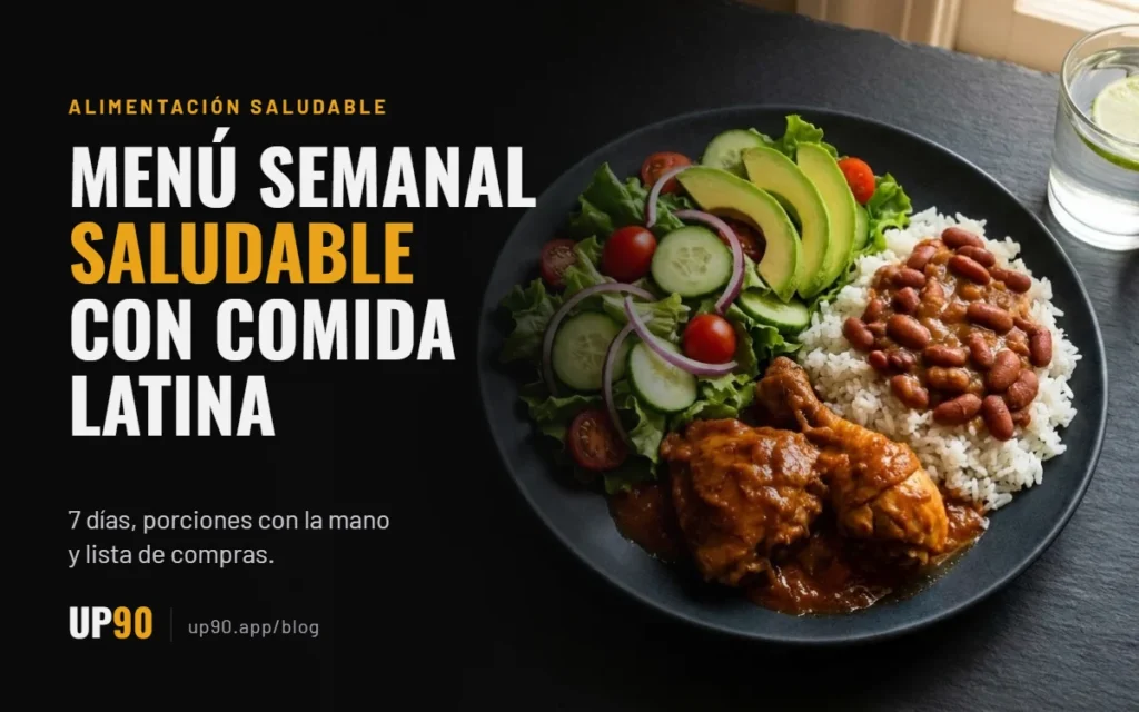 Plato saludable con ensalada, pollo guisado, arroz blanco y habichuelas rojas sobre una mesa oscura